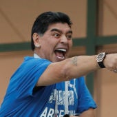 Maradona gesticula en la grada durante el Argentina - Croacia