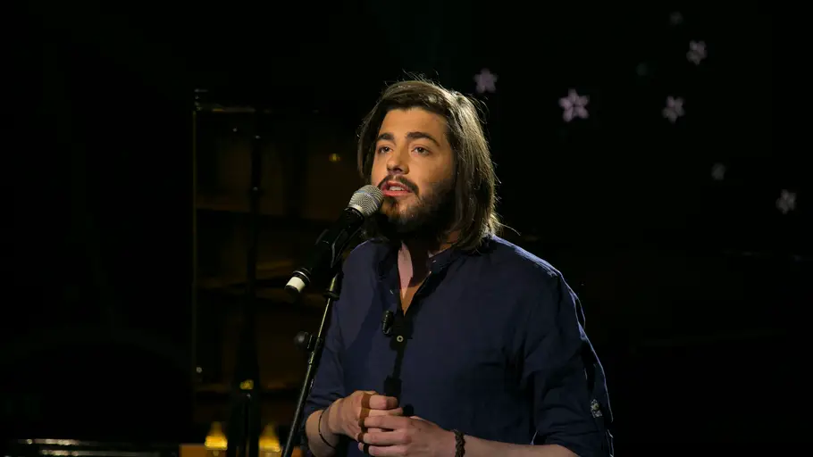 Salvador Sobral nos fascina con su peculiar actuación de la canción 'Prometo não prometer'en 'El Hormiguero 3.0' Salvador Sobral nos fascina con su peculiar actuación de la canción 'Prometo não prometer'en 'El Hormiguero 3.0'