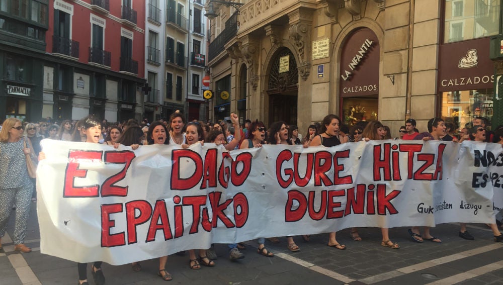 Cabecera de la manifestación en Pamplona tras conocerse la libertad provisional de La Manada