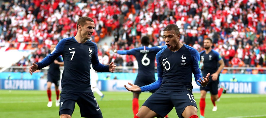 Mbappé y Griezmann celebran el gol de Francia ante Perú Mbappé y Griezmann celebran el gol de Francia ante Perú