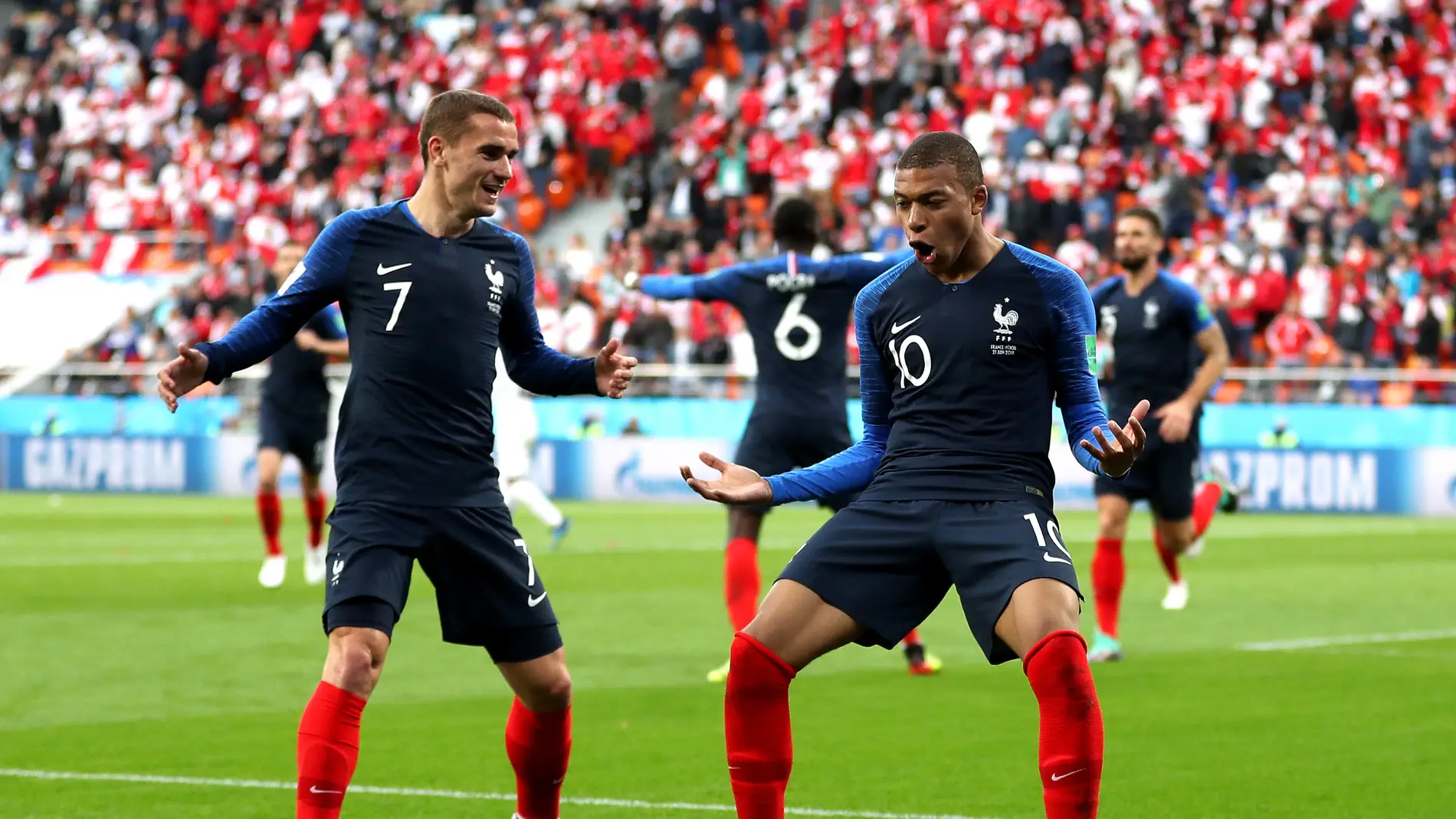 Mbappé y Griezmann celebran el gol de Francia ante Perú