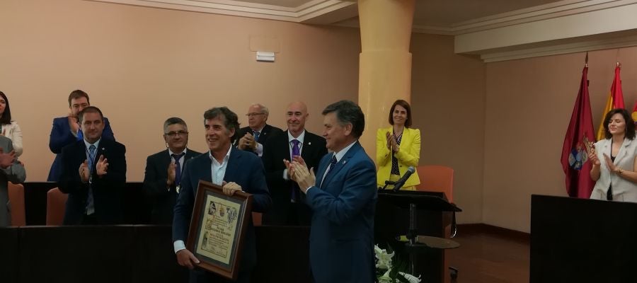 Pedro Delgado se encontraba en Japón cuando el resto de los nombrados hijos predilectos recibieron su distinción en un acto celebrado en el Teatro Juan Bravo el pasado día 8, como acto previo a la celebración del Día de la Provincia. Pedro Delgado se encontraba en Japón cuando el resto de los nombrados hijos predilectos recibieron su distinción en un acto celebrado en el Teatro Juan Bravo el pasado día 8, como acto previo a la celebración del Día de la Provincia.
