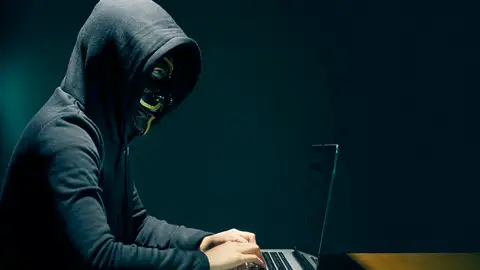 Un usuario en su ordenador Un usuario en su ordenador