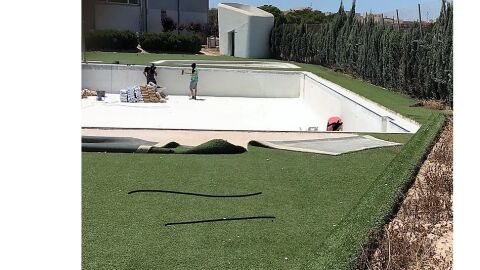 Operarios trabajando en el vaso de la piscina de El Altet 