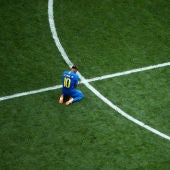 Neymar llora desconsolado en el césped