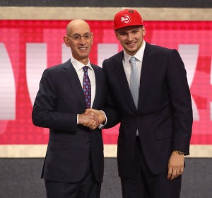 Luka Doncic y Adam Silver se estrechan la mano en la noche del Draft Luka Doncic y Adam Silver se estrechan la mano en la noche del Draft