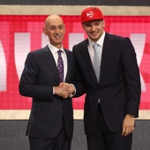 Luka Doncic y Adam Silver se estrechan la mano en la noche del Draft Luka Doncic y Adam Silver se estrechan la mano en la noche del Draft