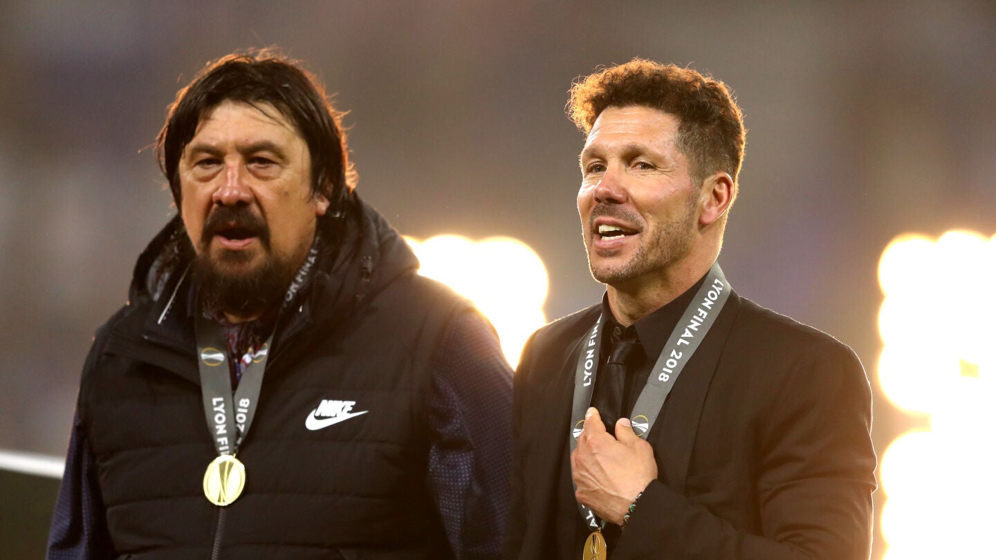 Simeone, junto al 'Mono' Burgos en la celebraci&oacute;n por la Europa League