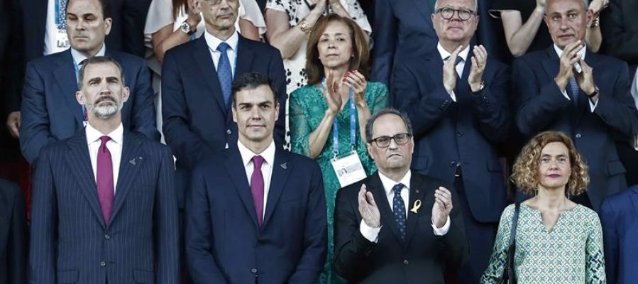El Rey Felipe VI, Pedro Sánchez, Quim Torra y Meritxell Batet durante la inauguración de los Juegos del Mediterráneo El Rey Felipe VI, Pedro Sánchez, Quim Torra y Meritxell Batet durante la inauguración de los Juegos del Mediterráneo