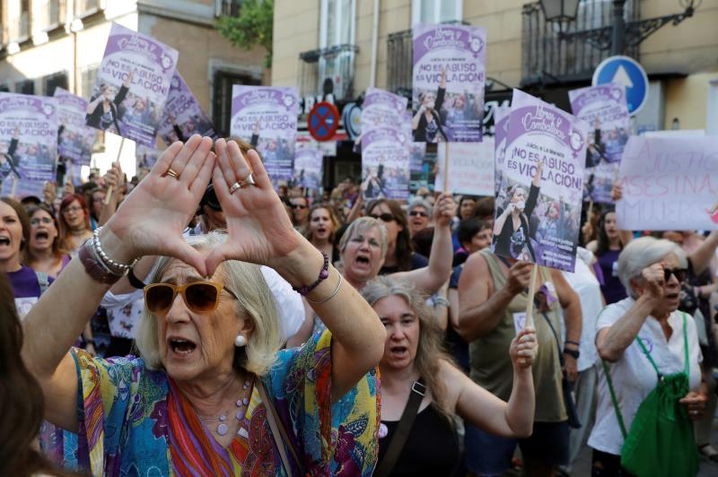 Miles de personas protestan en toda España tras la libertad de 'La Manada' Miles de personas protestan en toda España tras la libertad de 'La Manada'