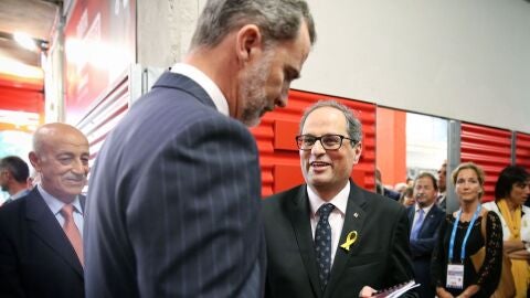 Torra da al Rey un libro sobre el 1-O y los informes del S&iacute;ndic