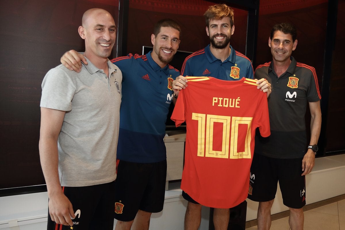 El homenaje de la Selección a Piqué por sus 100 partidos: "Me quedo con la gente, ha sido como estar en familia" El homenaje de la Selección a Piqué por sus 100 partidos: "Me quedo con la gente, ha sido como estar en familia"