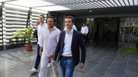 Pablo Casado y Pablo Ruz en el centro de congresos de Elche