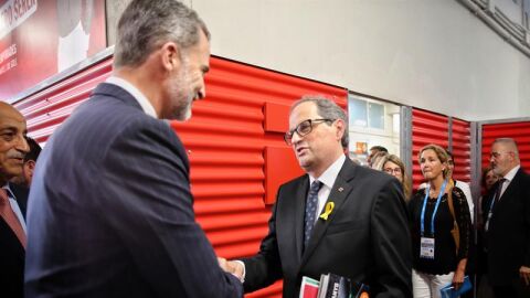 Quim Torra saluda al Rey en la inauguraci&oacute;n de los Juegos del Mediterr&aacute;neo