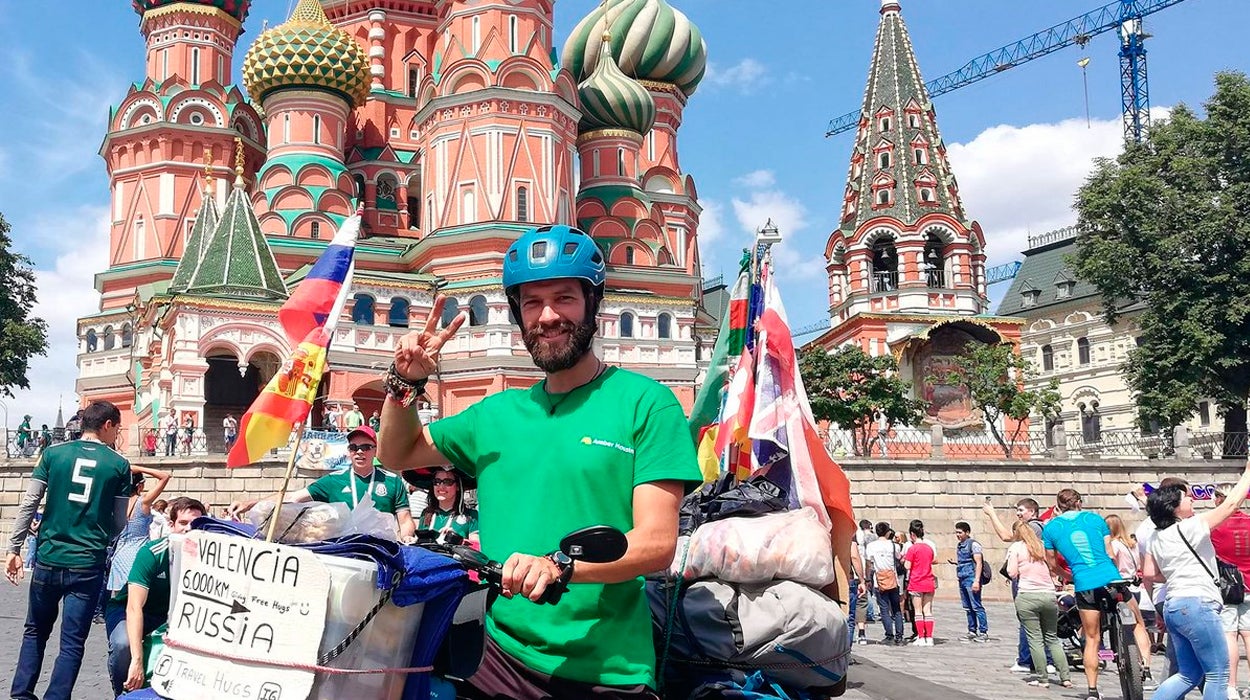 Un hombre viaja desde Valencia a Rusia en bicicleta para el Mundial de Rusia Un hombre viaja desde Valencia a Rusia en bicicleta para el Mundial de Rusia