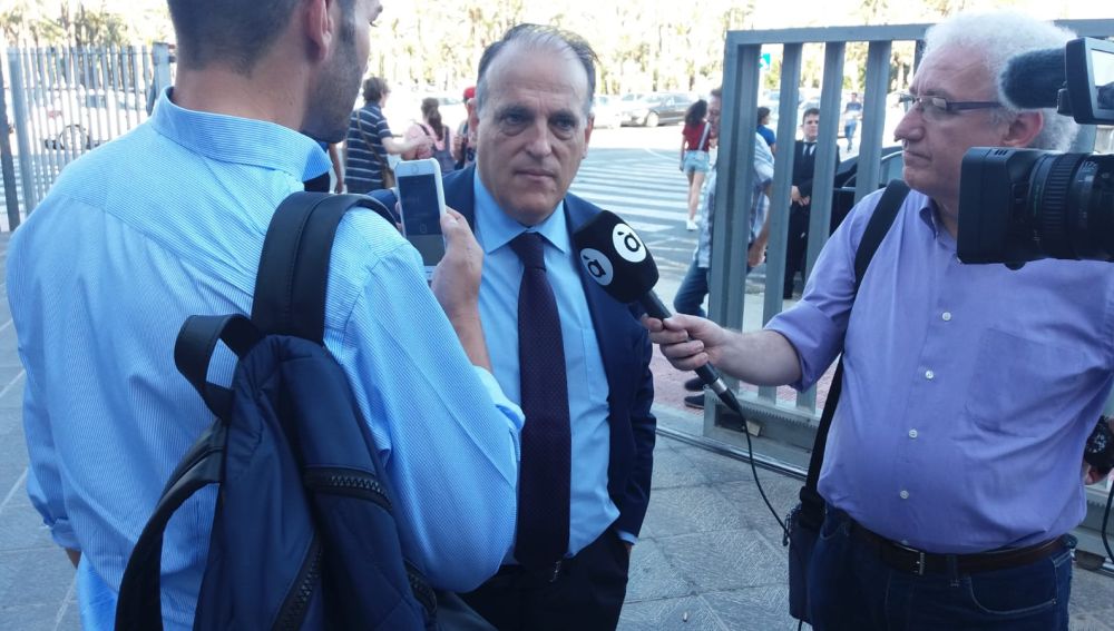 Javier Tebas, presidente de la LFP, a las puertas de la Ciudad de la Justicia de Elche.