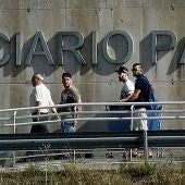 Los tres miembros de 'La Manada', José Ángel Prenda, Ángel Boza y Jesús Escudero abandonan la prisión de Pamplona