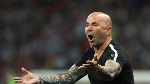 Sampaoli protesta una jugada desde la banda