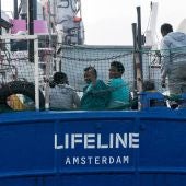 El barco de la ONG Lifeline se encuentra a la deriva en el Mediterráneo