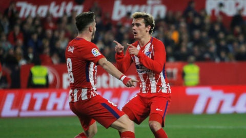 Saúl y Griezmann celebran un gol