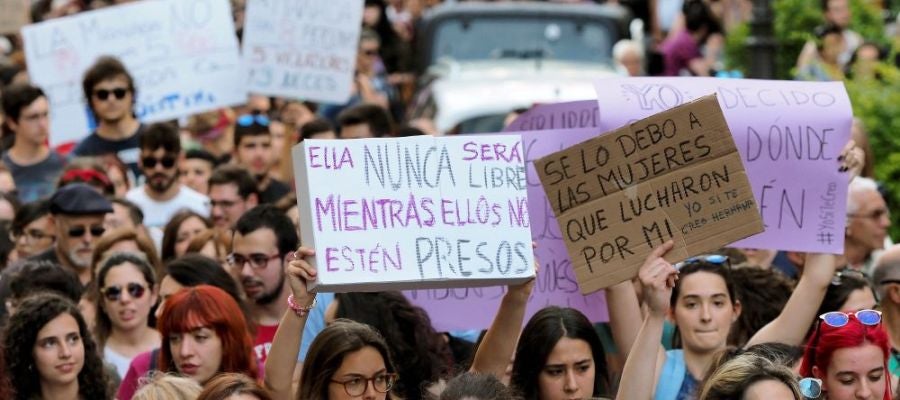 laSexta Noticias Fin de Semana (23-06-18) Indignación de la calle e incredulidad del Gobierno tras la puesta en libertad de 'La Manada': "Es una vergüenza" laSexta Noticias Fin de Semana (23-06-18) Indignación de la calle e incredulidad del Gobierno tras la puesta en libertad de 'La Manada': "Es una vergüenza"