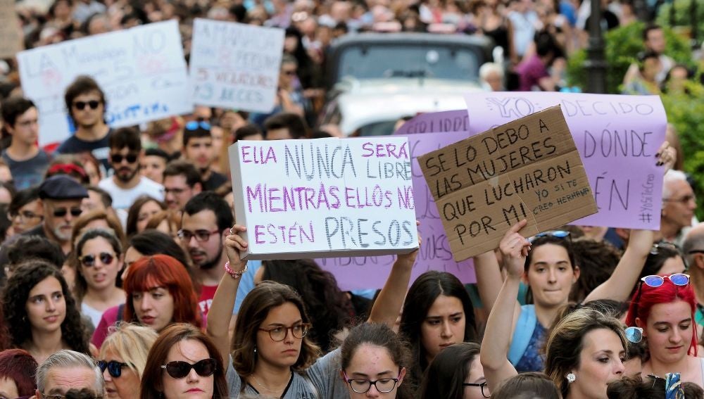 laSexta Noticias Fin de Semana (23-06-18) Indignación de la calle e incredulidad del Gobierno tras la puesta en libertad de 'La Manada': "Es una vergüenza"