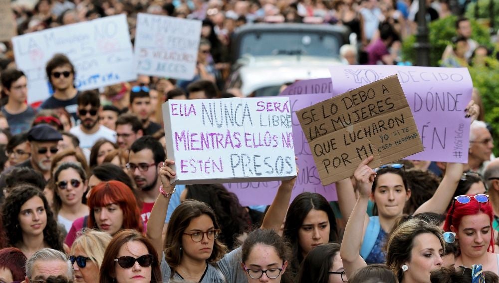 Identifican al hombre que difundió una foto y datos de la víctima de La Manada Identifican al hombre que difundió una foto y datos de la víctima de La Manada