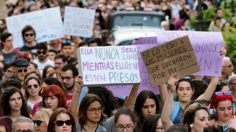 laSexta Noticias Fin de Semana (23-06-18) Indignaci&oacute;n de la calle e incredulidad del Gobierno tras la puesta en libertad de 'La Manada': "Es una verg&uuml;enza"
