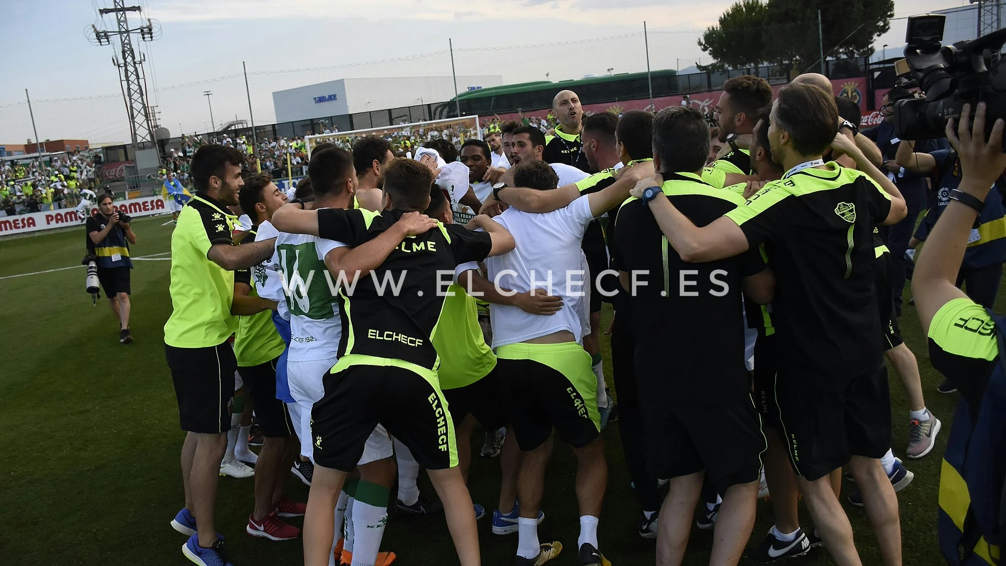 La plantilla del Elche CF celebrando el ascenso a Segunda División A La plantilla del Elche CF celebrando el ascenso a Segunda División A