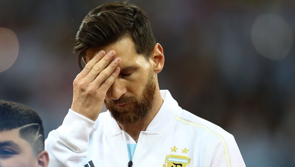 Leo Messi se echa la mano a la cabeza antes del Argentina - Croacia
