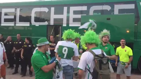 Los aficionados franjiverdes comienzan a celebrar la fiesta del ascenso en Villarreal Los aficionados franjiverdes comienzan a celebrar la fiesta del ascenso en Villarreal