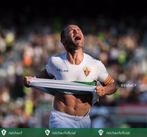 Nino, capitán del Elche CF, celebra un gol en el estadio Martínez Valero Nino, capitán del Elche CF, celebra un gol en el estadio Martínez Valero