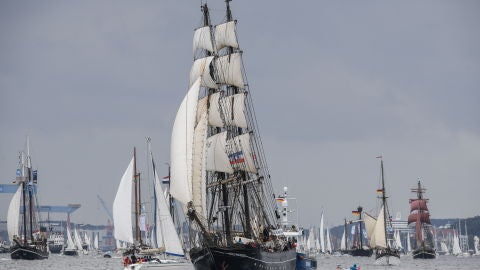l velero tradicional Roald Amundsen lidera el desfile de los windjammers durante el 'Kieler Woche' anual 