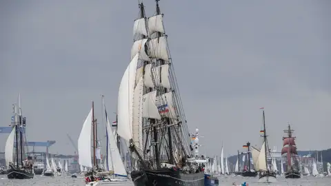 Desfile de veleros (23-06-2018) l velero tradicional Roald Amundsen lidera el desfile de los windjammers durante el 'Kieler Woche' anual