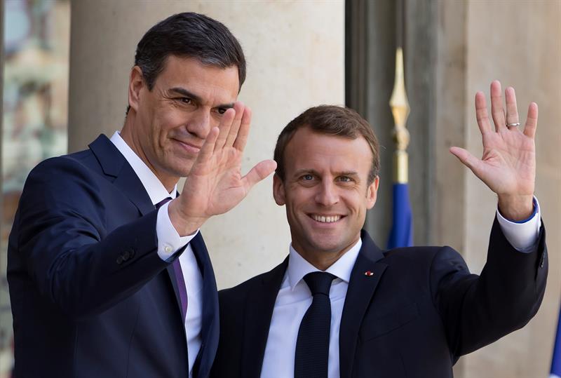 Macron y Sánchez plantean crear centros de desembarco de inmigrantes en suelo europeo Macron y Sánchez plantean crear centros de desembarco de inmigrantes en suelo europeo