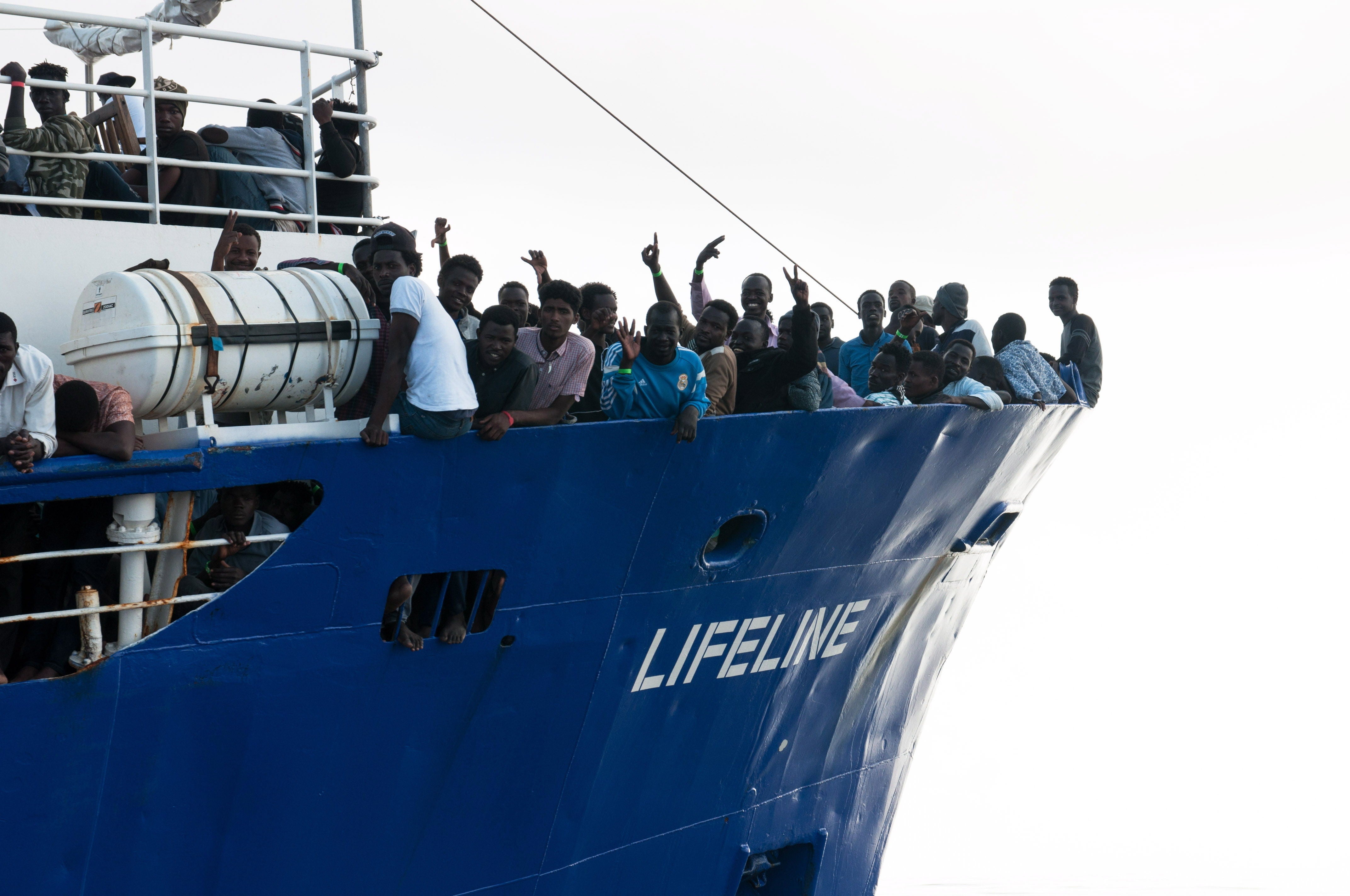 El barco de la ONG Lifeline sigue en el mar y tiene provisiones hasta el lunes El barco de la ONG Lifeline sigue en el mar y tiene provisiones hasta el lunes