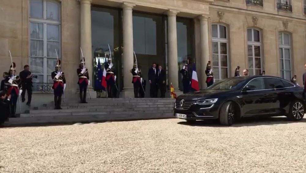 Sánchez llega al Elíseo para reunirse con Macron en su primera visita al exterior