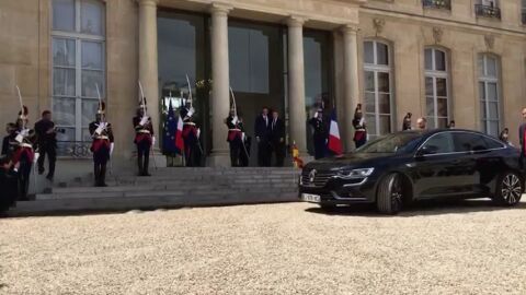 S&aacute;nchez llega al El&iacute;seo para reunirse con Macron en su primera visita al exterior