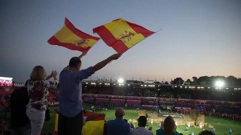 Dos personas agitan banderas al paso de los atletas españoles durante la inauguración de los XVIII Juegos Mediterráneos Dos personas agitan banderas al paso de los atletas españoles durante la inauguración de los XVIII Juegos Mediterráneos