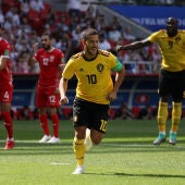 Hazard celebra uno de sus goles contra Túnez