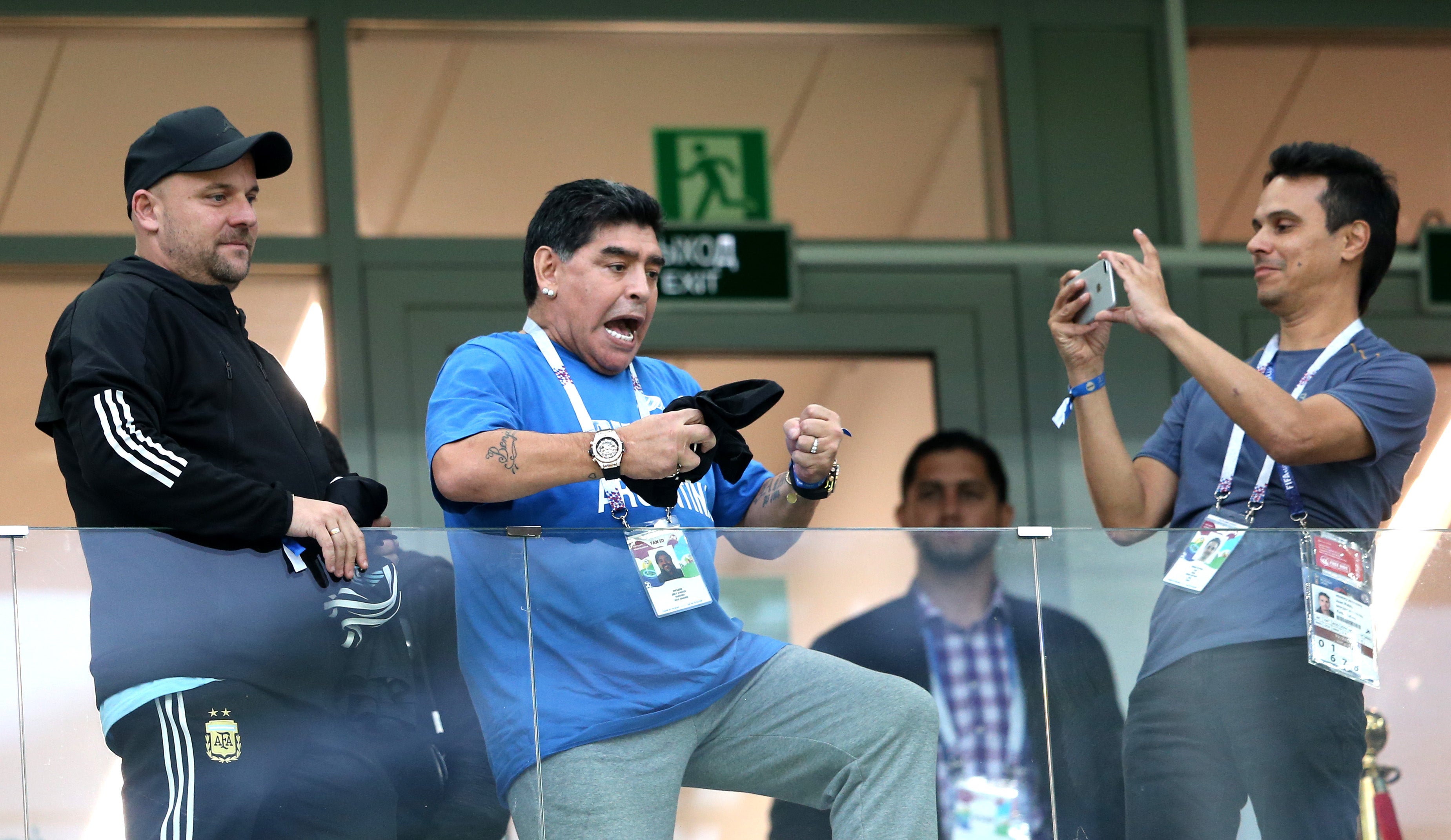 Maradona: "El que vistió la camiseta de Argentina no puede ver que sea vapuleada por una Croacia que no es Alemania, Brasil, Holanda, España..." Maradona: "El que vistió la camiseta de Argentina no puede ver que sea vapuleada por una Croacia que no es Alemania, Brasil, Holanda, España..."