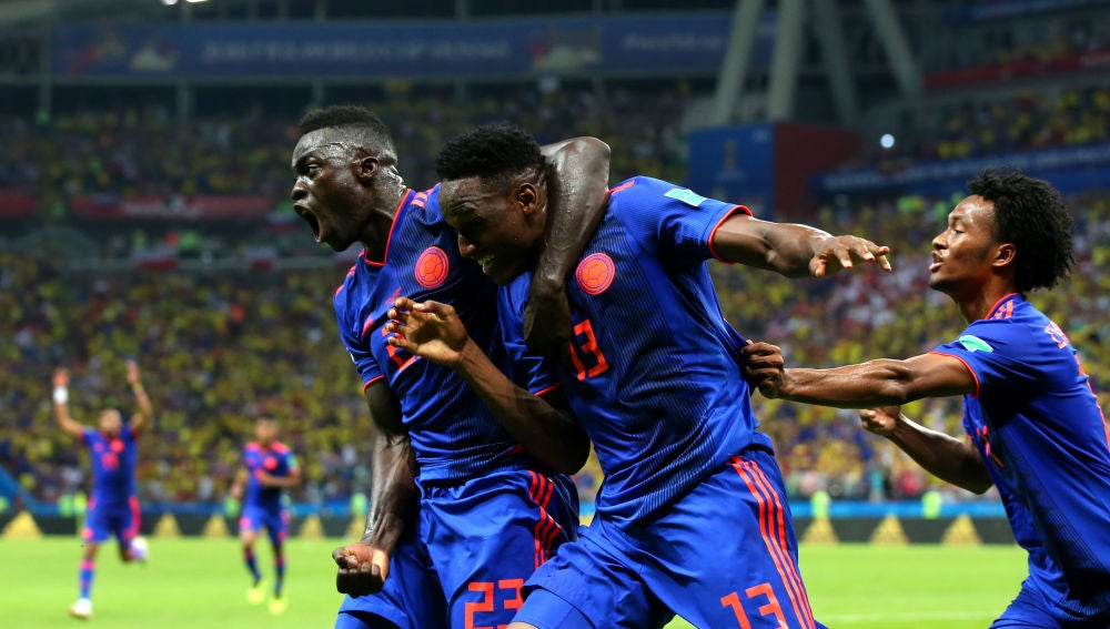 Los jugadores colombianos celebran el gol de Yerry Mina