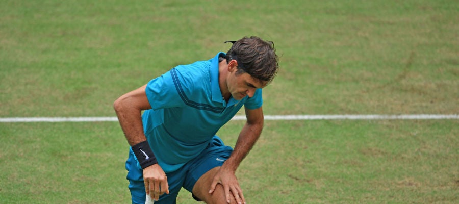 Federer hinca la rodilla en Halle Federer hinca la rodilla en Halle