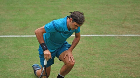 Federer hinca la rodilla en Halle