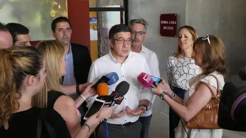 Patxi López atendiendo a la presnsa antes de participar en un acto público del PSOE en Valdepeñas Patxi López atendiendo a la presnsa antes de participar en un acto público del PSOE en Valdepeñas