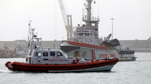 Barco de la Guardia Costera y de Proactiva Open Arms