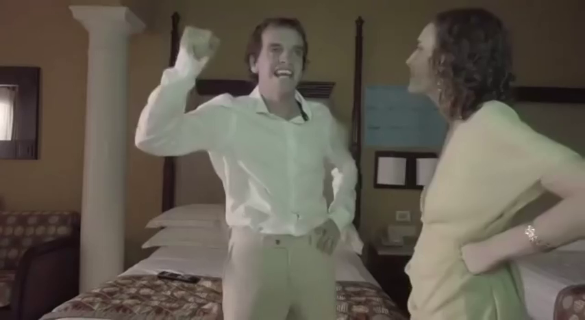 La 'pareja del Mundial' llega a la temida boda: "¡Voy a pegar a tu primo!" La 'pareja del Mundial' llega a la temida boda: "¡Voy a pegar a tu primo!"