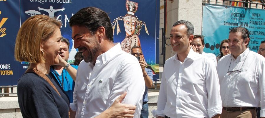 María Dolores de Cospedal, saluda al alcalde de Alicante, Luis Barcala, en presencia del Presidente de la Diputación de Alicante, César Sánchez María Dolores de Cospedal, saluda al alcalde de Alicante, Luis Barcala, en presencia del Presidente de la Diputación de Alicante, César Sánchez