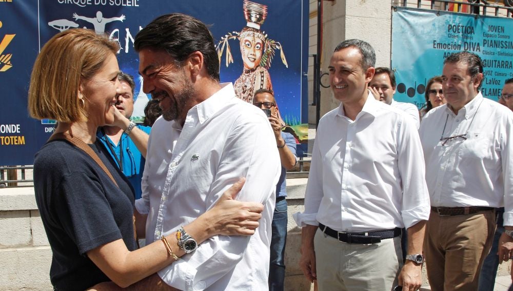  María Dolores de Cospedal, saluda al alcalde de Alicante, Luis Barcala, en presencia del Presidente de la Diputación de Alicante, César Sánchez