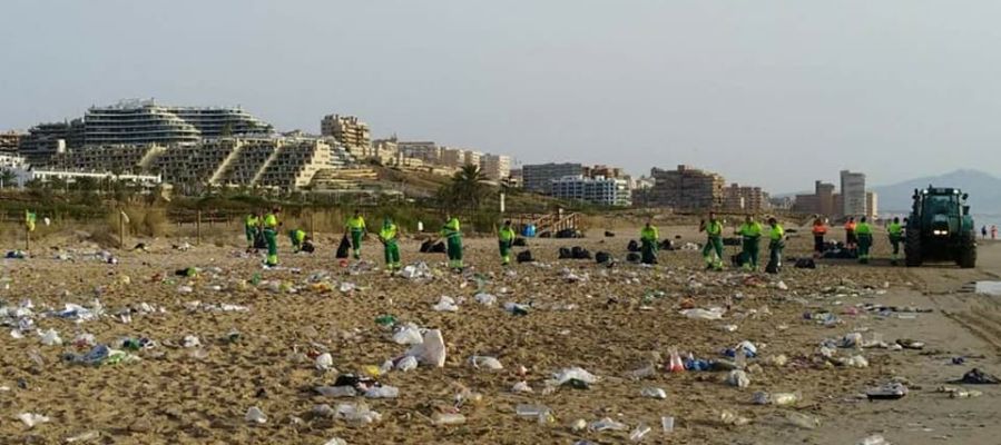 Operarios del servicio de limpieza recogen la basura acumulada en la playa El Carabassí de Elche después de la noche de San Juan. Operarios del servicio de limpieza recogen la basura acumulada en la playa El Carabassí de Elche después de la noche de San Juan.